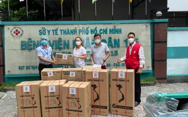 Hội Chữ thập đỏ TP Hồ Chí Minh vận động Công ty TNHH TMDV SX Quán Quân (quận 11) trao vật tư y tế cho các bệnh viện.