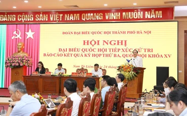 Phó Trưởng đoàn đại biểu Quốc hội thành phố Hà Nội Nguyễn Ngọc Tuấn phát biểu tiếp thu, trao đổi các vấn đề cử tri quan tâm.