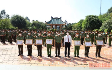 Trao tặng bằng khen cho 7 tập thể, cá nhân các đơn vị Bộ Công an có thành tích xuất sắc trong hỗ trợ Đồng Nai chống dịch.