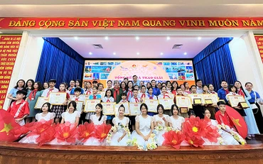 Đại diện ban tổ chức và những thí sinh giành giải của cuộc thi tại Lễ tổng kết.
