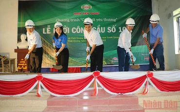 Các đại biểu và nhà tài trợ thực hiện động tác khởi công xây dựng cầu.