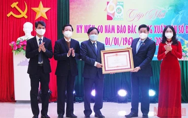 Thừa ủy quyền Thủ tướng Chính phủ, đồng chí Dương Văn Thái, Bí thư Tỉnh ủy Bắc Giang trao Bằng khen của Thủ tướng Chính phủ cho Báo Bắc Giang. (Ảnh: ĐẶNG GIANG)