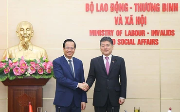 Bộ trưởng Lao động-Thương binh và Xã hội Đào Ngọc Dung tiếp Bộ trưởng Tư pháp Nhật Bản Furukawa Yoshihisa (Ảnh: Molisa).