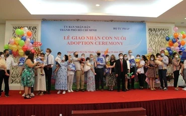 Bộ Tư pháp phối hợp Ủy ban nhân dân Thành phố Hồ Chí Minh và nhiều Ủy ban nhân dân các tỉnh tổ chức lễ giao nhận trẻ em Việt Nam làm con nuôi nước ngoài.