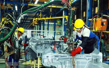 Công nhân lắp ráp ô-tô tại một nhà máy. (Ảnh minh họa: TTXVN)