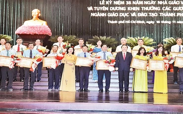 Lễ tuyên dương khen thưởng các gương điển hình ngành giáo dục và đào tạo thành phố năm 2020.