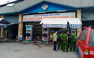 Lực lượng công an có mặt tại hiện trường để hỗ trợ chữa cháy và điều tra vụ việc. 