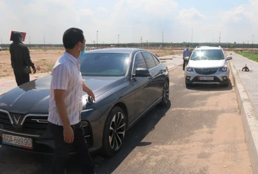Người dân nhận đất đợt đầu tiên ở Khu tái định cư Lộc An – Bình Sơn phản ánh đường hẹp.
