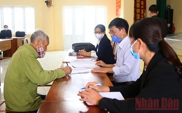 Gói hỗ trợ an sinh xã hội đến với người dân ở Hà Nam (Ảnh: Tống Giáp).