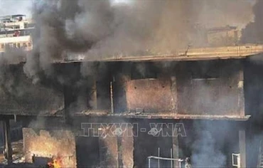 Hiện trường vụ cháy nhà máy hóa chất tại thị trấn Mehran, thuộc thành phố cảng Karachi, miền nam Pakistan ngày 27/8/2021. (Ảnh: Uniindia/TTXVN)
