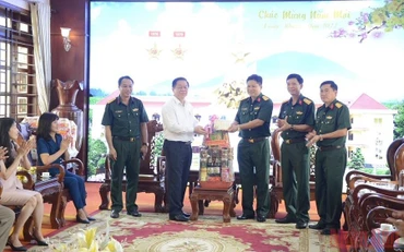 Đồng chí Nguyễn Trọng Nghĩa tặng quà Tết cho cán bộ, chiến sĩ Sư đoàn 5 (Quân khu 7).