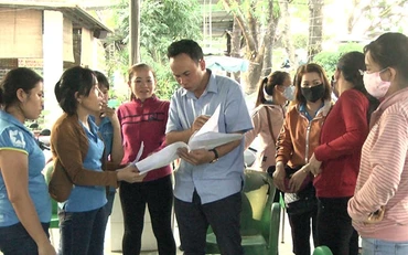 Công nhân bị giật hụi trình bày với phóng viên Nhân Dân điện tử.