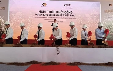 Lãnh đạo, đại diện các đơn vị làm lễ khởi công dự án.