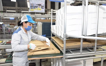 Công nhân Công ty cổ phần Daikin Việt Nam, Khu công nghiệp Thăng Long II (Hưng Yên) sản xuất và lắp ráp máy điều hòa. (Ảnh SONG TOÀN)