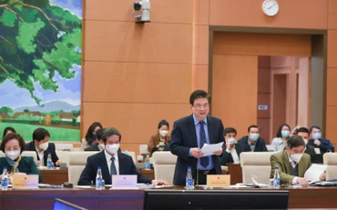 Thứ trưởng Giáo dục và Đào tạo Nguyễn Hữu Độ báo cáo tại phiên giải trình.