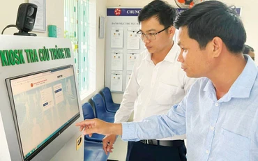Hệ thống tra cứu thông tin tại Bộ phận tiếp nhận và trả kết quả thủ tục hành chính tại UBND xã Quảng Thọ, huyện Quảng Điền (Thừa Thiên Huế). Ảnh: Thái Bình 