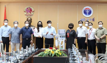 Bộ trưởng Y tế Nguyễn Thanh Long và đại diện các bệnh viện: Đại học Y Hà Nội, Việt Đức, Bạch Mai tiếp nhận 34 máy thở chức năng cao do Tập đoàn TH, Ngân hàng TMCP Bắc Á và Quỹ Vì tầm vóc việt trao tặng.
