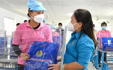 Chủ tịch Liên đoàn Lao động tỉnh Kiên Giang trao quà cho công đoàn viên là công nhân làm việc tại khu công nghiệp Thạnh Lộc, xã Thạnh Lộc, huyện Châu Thành (Kiên Giang). (Ảnh: Liên đoàn Lao động cung cấp)