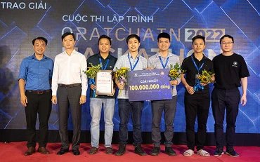 Bí thư Trung ương Đoàn, Chủ tịch Hội Sinh viên Việt Nam Nguyễn Minh Triết (thứ 2 từ trái sang) và các thí sinh đội tuyển 1877 tại Lễ trao giải Cuộc thi.