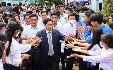 Thủ tướng Phạm Minh Chính với học sinh Trường Trung học phổ thông Dân tộc nội trú Huỳnh Cương.
