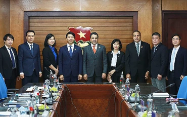 Đồng chí Nguyễn Ngọc Lương, Bí thư Trung ương Đoàn, Chủ tịch Hội Liên hiệp thanh niên Việt Nam (thứ 4 từ trái sang trong ảnh), ông Obaid Saeed Obaid Bintaresh Al Dhaheri, Đại sứ UAE tại Việt Nam (thứ 5 từ trái sang trong ảnh) cùng đại diện các đơn vị liên quan tại buổi làm việc.