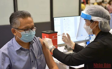 Một người cao tuổi tiêm chủng vaccine ngừa Covid-19 ở thủ đô Bangkok, Thái Lan. (Ảnh: NAM ĐÔNG)