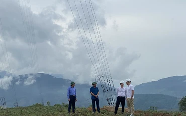 Đoàn công tác Sở Công thương tỉnh Điện Biên cùng Công ty năng lượng tái tạo Siemens Gamesa khảo sát thực địa tại Trạm đo sức gió xã Keo Lôm, huyện Điện Biên Đông.