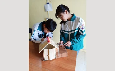Học sinh Hồng Anh và Quỳnh Trang với mô hình “Ngôi nhà chữa cháy thông minh”.