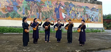 Bên cạnh những thắng cảnh, Bắc Kạn còn bảo tồn, phát huy rất tốt bản sắc văn hóa các dân tộc. (Trong ảnh: Một buổi sinh hoạt của Câu lạc bộ hát Then Sắc chàm Bắc Kạn).