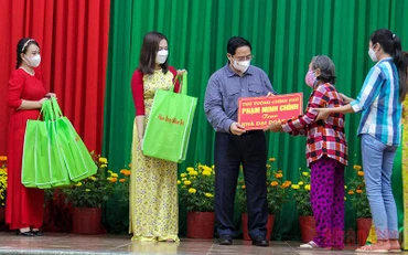 Thủ tướng Phạm Minh Chính tặng nhà đại đoàn kết, quà cho người dân tỉnh Vĩnh Long. (Ảnh: BÁ DŨNG)