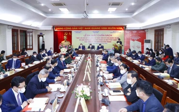 Quang cảnh lễ ra mắt cuốn sách. (Ảnh: TTXVN)