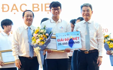 Bộ trưởng Khoa học và Công nghệ Huỳnh Thành Đạt (nguyên Giám đốc ĐHQG-HCM thời điểm trao giải năm 2020, trái) và Cục trưởng Cục Sở hữu trí tuệ Đinh Hữu Phí (phải) trao giải Đặc biệt S&IP 2020 cho sinh viên Trường Đại học Bách khoa, ĐHQG-HCM (Ảnh: Ban tổ chức).