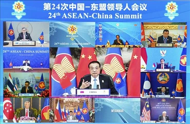 Thủ tướng Trung Quốc Lý Khắc Cường (giữa) dự Hội nghị Cấp cao ASEAN-Trung Quốc lần thứ 24 diễn ra dưới hình thức trực tuyến, ngày 26/10/2021. Ảnh: THX/TTXVN
