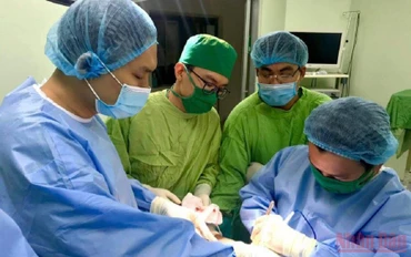Kíp phẫu thuật trải qua 6 giờ xuyên đêm cứu bàn tay của nam bệnh nhân 17 tuổi bị đứt lìa. (Ảnh: QUỐC DŨNG)