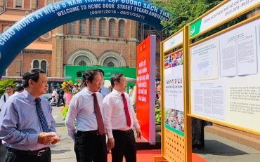 Các đại biểu tham quan triển lãm ảnh tại Đường Sách.