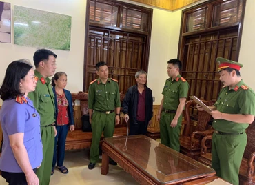 Công an Sơn La thi hành quyết định khởi tố vụ án, khởi tố bị can và lệnh bắt tạm giam đối với ông Bùi Mạnh Hùng.