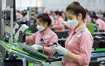Dây chuyền sản xuất linh kiện điện tử tại Samsung Electronics Việt Nam Thái Nguyên. (Ảnh Nguyễn Đức)