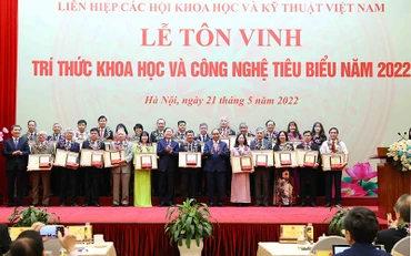 Trao Danh hiệu “Trí thức khoa học và công nghệ tiêu biểu” và Bằng khen của Liên hiệp các Hội Khoa học và Kỹ thuật Việt Nam cho các cá nhân. (Ảnh TTXVN)