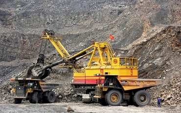 Bốc xúc đất đá trên khai trường Công ty than Cao Sơn.
