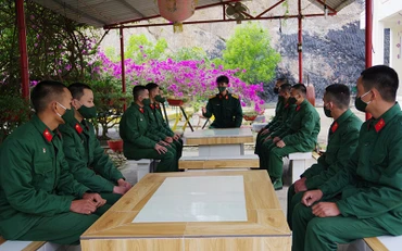 Cán bộ Trung đội 2, Ðại đội 1, Tiểu đoàn 4, Trung đoàn 82 (Quân khu 2) trò chuyện cùng các chiến sĩ mới. 