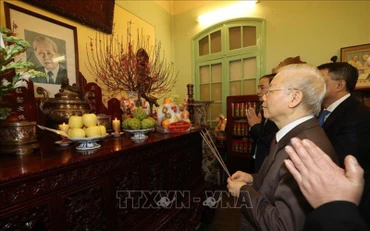 Tổng Bí thư Nguyễn Phú Trọng thắp hương tưởng niệm cố Tổng Bí thư Lê Duẩn. (Ảnh: TTXVN)