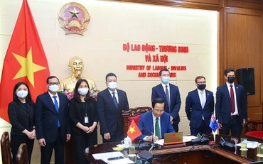 Bộ trưởng Lao động-Thương binh và Xã hội Đào Ngọc Dung ký Bản ghi nhớ (Ảnh: Molisa).