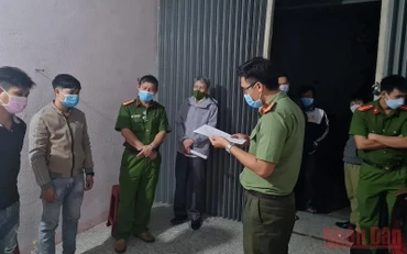 Cơ quan Công an đọc lệnh khám xét chỗ ở của đối tượng Nguyễn Hữu Lợi (đối tượng Nguyễn Hữu Lợi đứng thứ 2 từ trái sang phải).