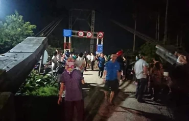 Rất đông người dân và lực lượng chức năng tham gia cứu hộ. (Ảnh: Truyền hình Nghệ An)