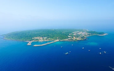 Đảo Cồn Cỏ- vùng đảo nhỏ xanh ngắt giữa biển khơi (Ảnh: quangtri.gov) 