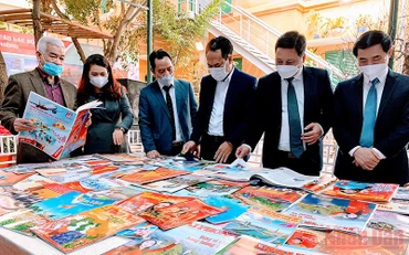 Các đại biểu và bạn đọc xem trưng bày tại Hội Báo Xuân Nhâm Dần Hải Phòng 2022.
