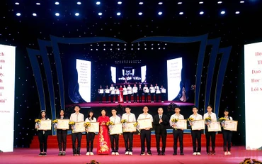 Lãnh đạo thành phố Hà Nội trao Bằng khen cho các học sinh có thành tích xuất sắc. (Ảnh: THẢO PHẠM)