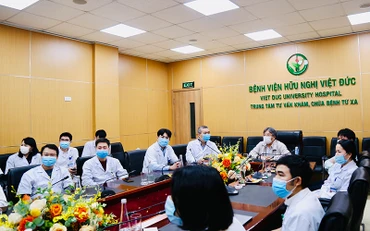 Các chuyên gia đầu ngành BV Việt Đức hội chẩn cho ca phẫu thuật.