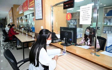 Giải quyết thủ tục hành chính cho doanh nghiệp tại Bộ phận một cửa Sở Kế hoạch và Đầu tư Hà Nội. (Ảnh DUY ĐĂNG) 