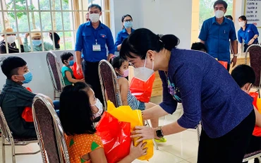 Phó Chủ tịch UBND tỉnh Đồng Nai Nguyễn Thị Hoàng trao quà trung thu cho thiếu nhi tại Nông trường cao-su Cẩm Đường.